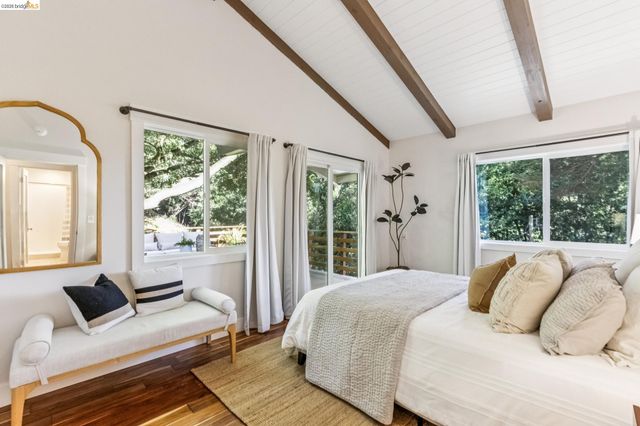 6742 Pinehaven Rd, Oakland, CA 94611