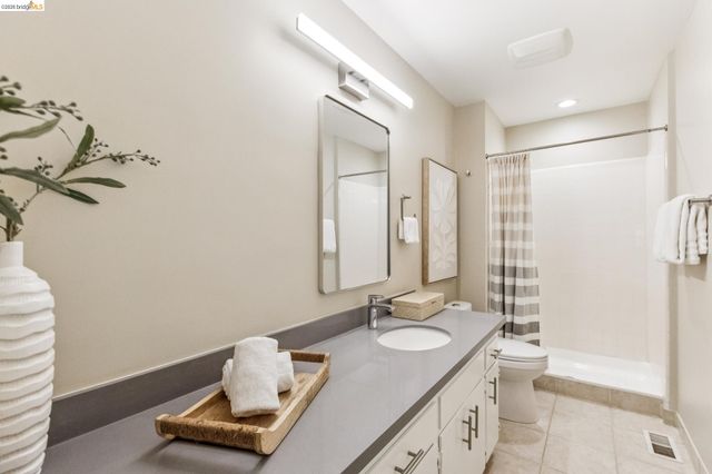 6742 Pinehaven Rd, Oakland, CA 94611