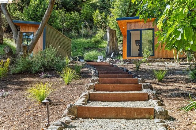 6742 Pinehaven Rd, Oakland, CA 94611