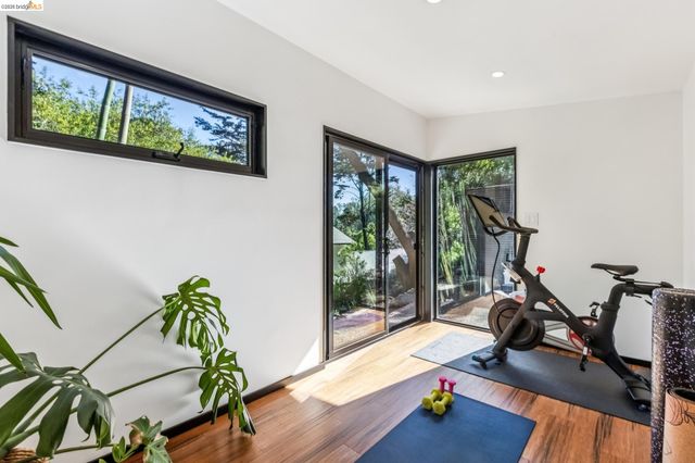 6742 Pinehaven Rd, Oakland, CA 94611