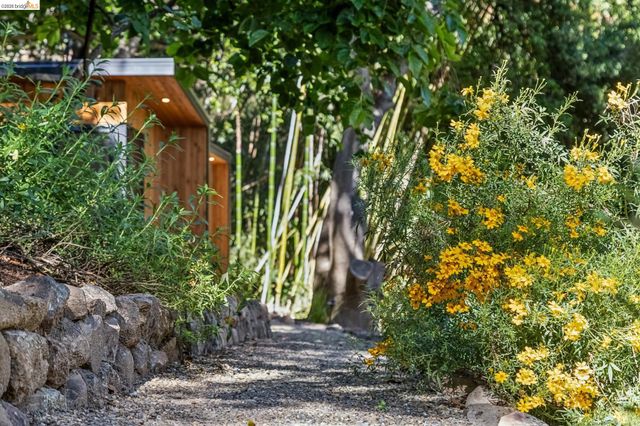 6742 Pinehaven Rd, Oakland, CA 94611