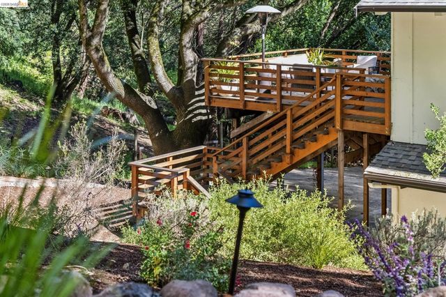 6742 Pinehaven Rd, Oakland, CA 94611