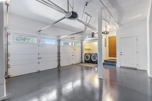 6742 Pinehaven Rd, Oakland, CA 94611