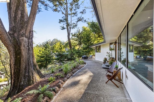 6742 Pinehaven Rd, Oakland, CA 94611