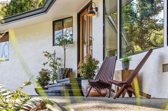 6742 Pinehaven Rd, Oakland, CA 94611