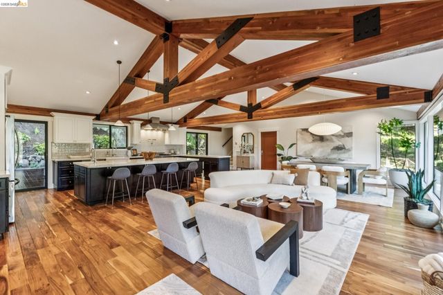 6742 Pinehaven Rd, Oakland, CA 94611