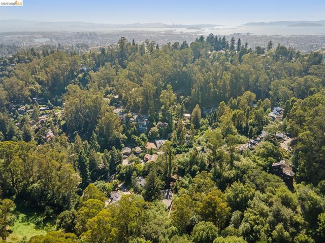 6742 Pinehaven Rd, Oakland, CA 94611