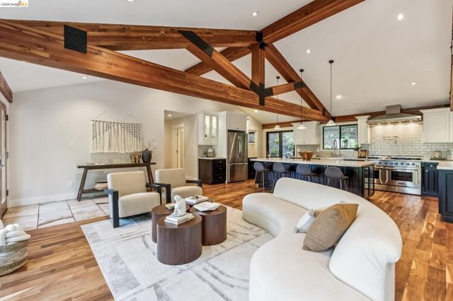 6742 Pinehaven Rd, Oakland, CA 94611