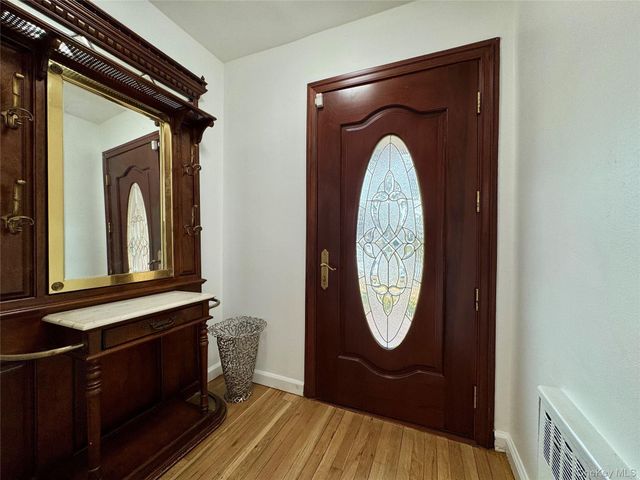 23 Center Drive, New Hyde Park, NY 11040