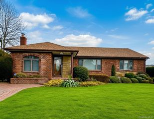 23 Center Drive, New Hyde Park, NY 11040