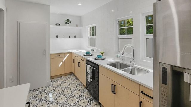 3104 W LAMBRIGHT STREET, Tampa, FL 33614