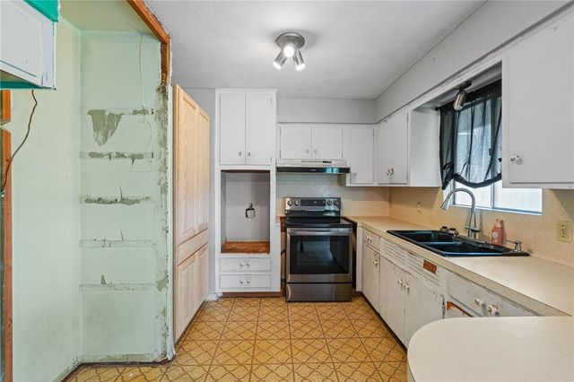 5725 Woodhaven Dr, Corpus Christi, TX 78412