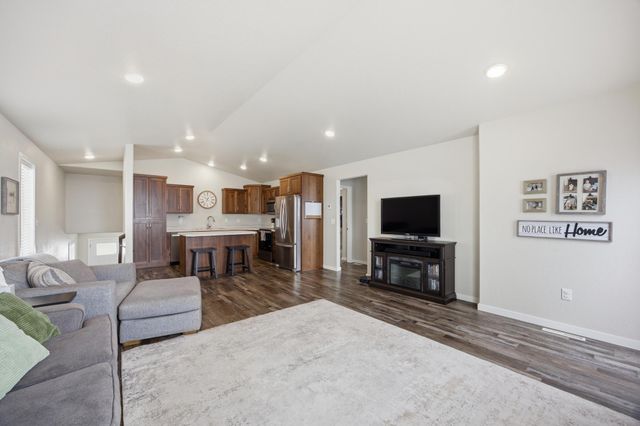 709 1st Avenue, Horace, ND 58047