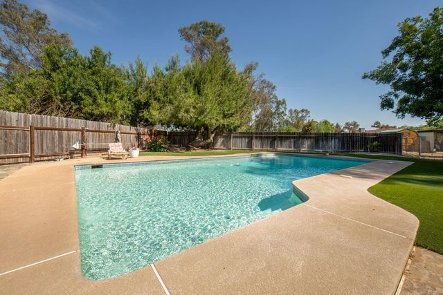 37715 Cloverleaf Avenue, Madera, CA 93636