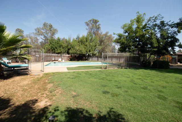 37715 Cloverleaf Avenue, Madera, CA 93636