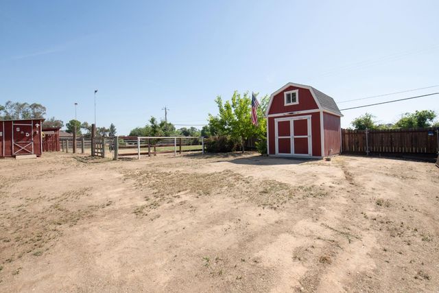 37715 Cloverleaf Avenue, Madera, CA 93636