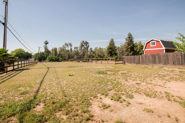 37715 Cloverleaf Avenue, Madera, CA 93636