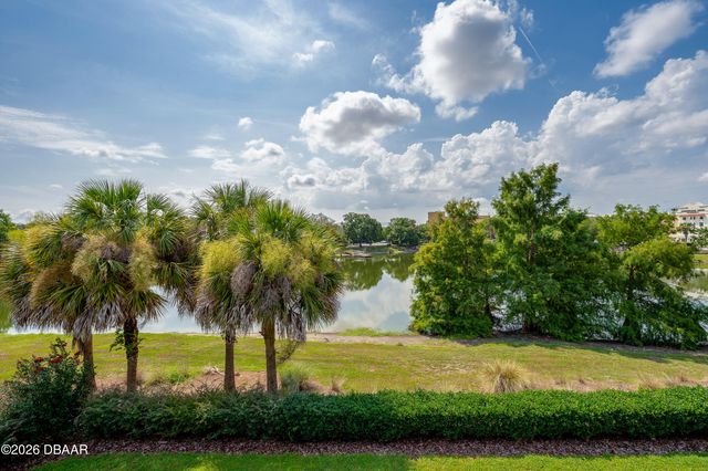 1259 Avenida De Las Casas, Lady Lake, FL 32159