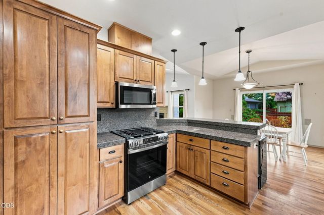 2234 SE Pilatus Lane, Bend, OR 97702