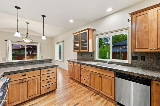 2234 SE Pilatus Lane, Bend, OR 97702