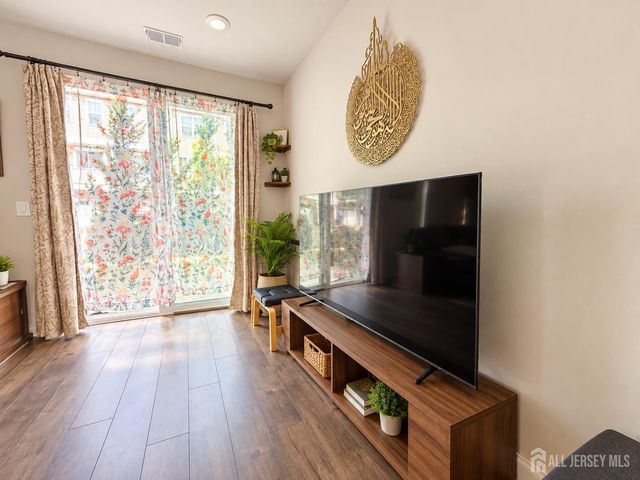 306 Dickson Court, Highland Park, NJ 08904