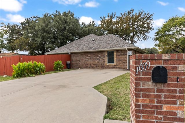 1609 Cheyenne Trail, Granbury, TX 76049