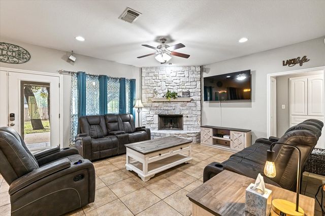 1609 Cheyenne Trail, Granbury, TX 76049