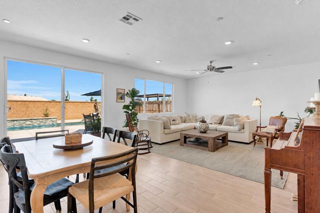 6154 E Ramona Way, Fresno, CA 93727