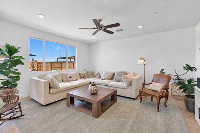 6154 E Ramona Way, Fresno, CA 93727