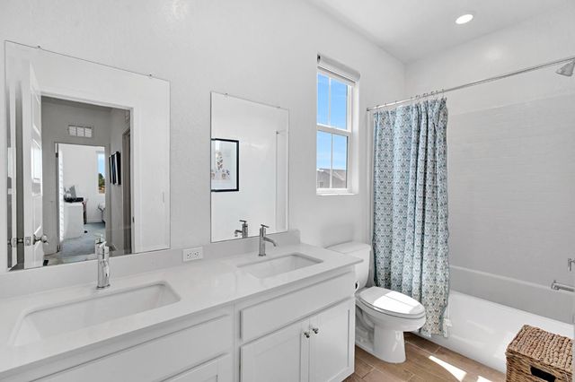 6154 E Ramona Way, Fresno, CA 93727