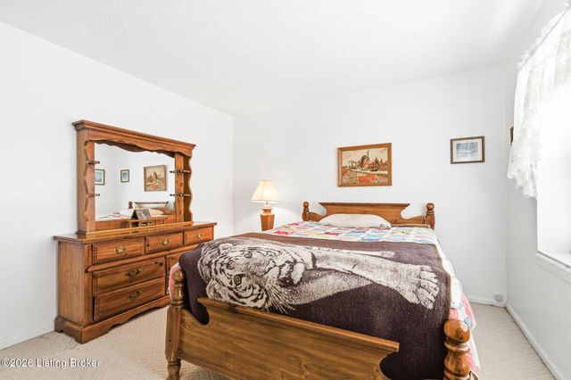 205 El Conquistador Pl, Louisville, KY 40220