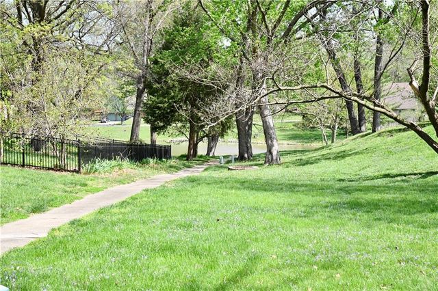 3510 NE Kingwood Place, Lee's Summit, MO 64064