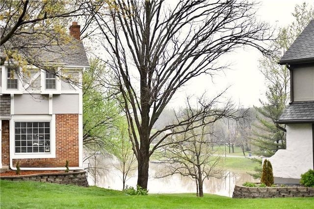 3510 NE Kingwood Place, Lee's Summit, MO 64064
