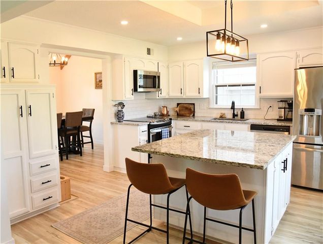 3510 NE Kingwood Place, Lee's Summit, MO 64064