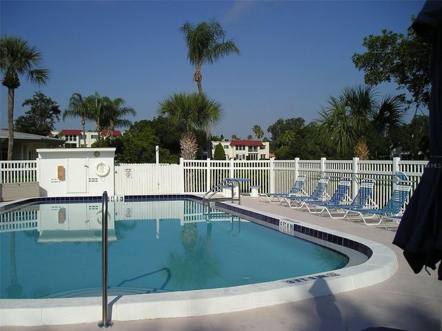 4570 OVERLOOK DR NE 283, St Petersburg, FL 33703