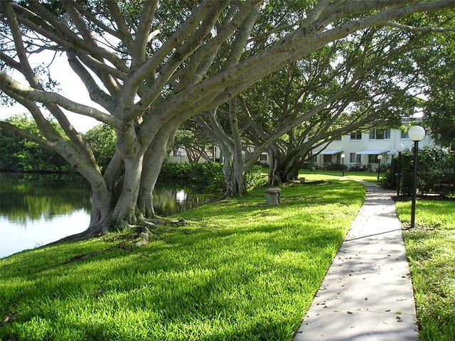 4570 OVERLOOK DR NE 283, St Petersburg, FL 33703