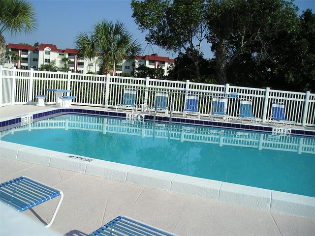 4570 OVERLOOK DR NE 283, St Petersburg, FL 33703