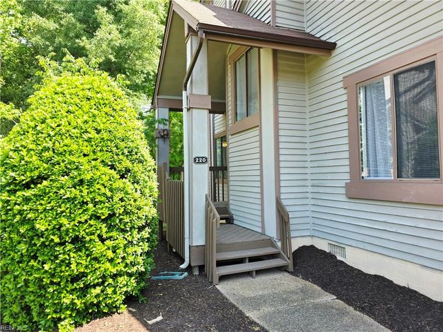 220 Misty Pointe LN, Newport News, VA 23603