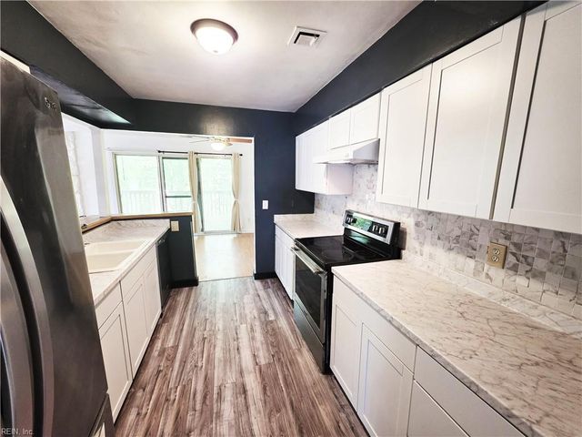 220 Misty Pointe LN, Newport News, VA 23603