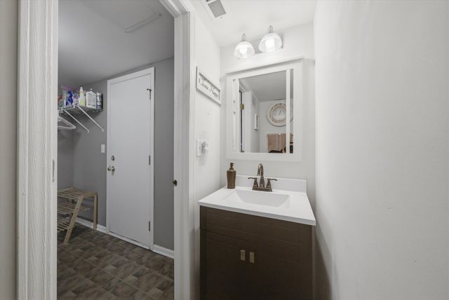 1615 Victoria Park Circle, Aurora, IL 60504