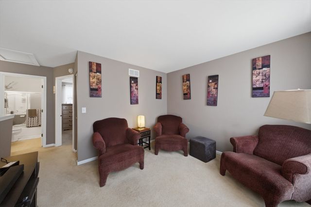 1615 Victoria Park Circle, Aurora, IL 60504