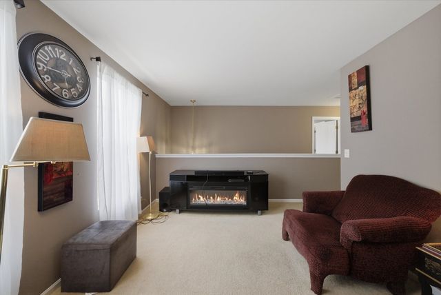 1615 Victoria Park Circle, Aurora, IL 60504