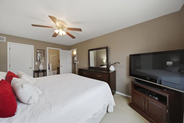 1615 Victoria Park Circle, Aurora, IL 60504