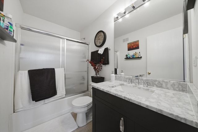 1615 Victoria Park Circle, Aurora, IL 60504