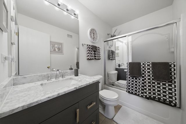 1615 Victoria Park Circle, Aurora, IL 60504