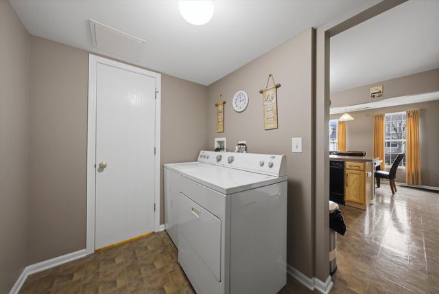 1615 Victoria Park Circle, Aurora, IL 60504