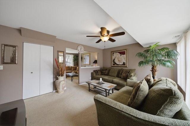 1615 Victoria Park Circle, Aurora, IL 60504