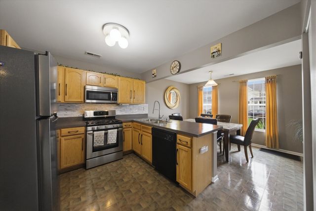 1615 Victoria Park Circle, Aurora, IL 60504