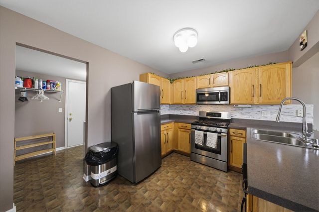 1615 Victoria Park Circle, Aurora, IL 60504