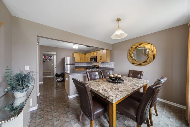 1615 Victoria Park Circle, Aurora, IL 60504